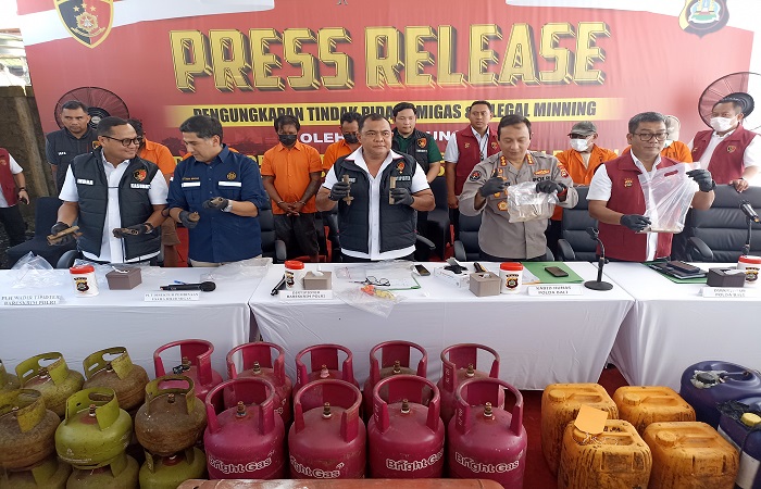 Bareskrim Polri mengendus praktik kotor oplos gas LPG oleh 12 orang komplotan di wilayah Pesanggaran, Denpasar dan di Banjar Geria Kutri, Desa Singapadu Tengah, Kecamatan Sukawati, Gianyar, Bali.