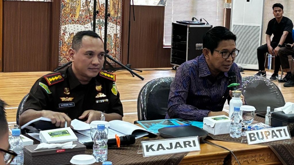 BAHAS ATURAN: Bupati Badung, I Wayan Adi Arnawa (kanan) saat bertemu dengan Kepala Kejaksaan Negeri Badung, Sutrisno Margi Utomo (kiri).