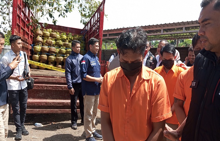 Tersangka pengoplos gas melon saat dikeler petugas di gudang Griya Kutri, Singapadu.