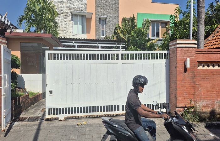 Rumah sekaligus gudang penimbunan BBM subsidi jenis solar yang disebut milik Gun De di Pesanggaran, Denpasar Selatan.
