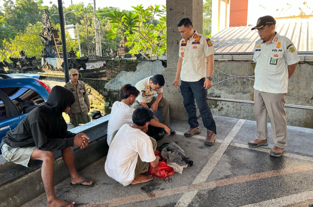 TERLANTAR: Sejumlah remaja yang  ditemukan menjadi gelandangan di Jembrana. Mereka nekat datang ke Bali tanpa membawa kartu identitas maupun bekal.