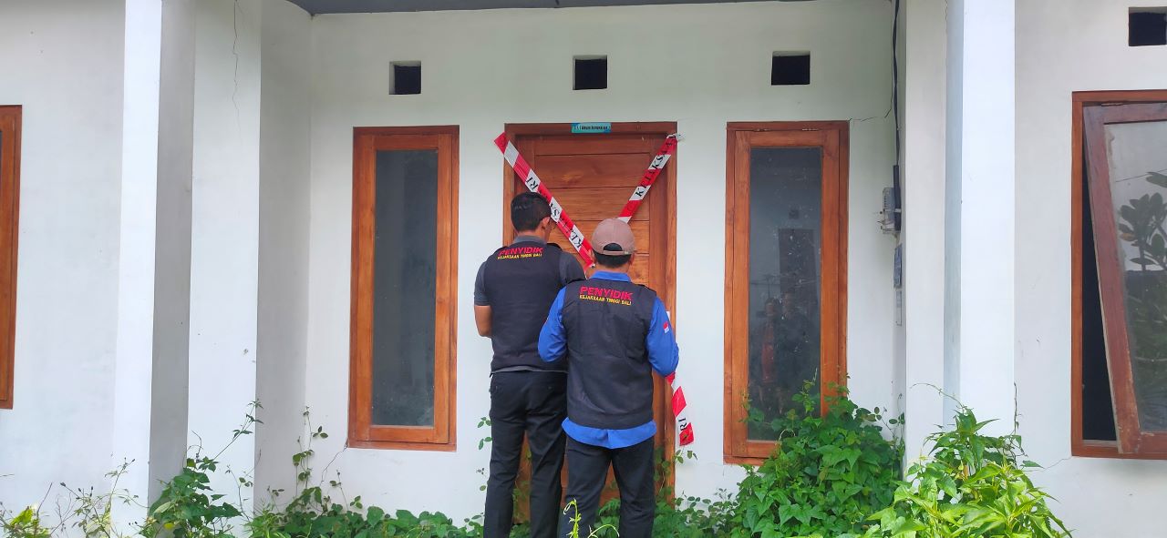 SEGEL: Tim Kejati Bali saat melakukan penyegelan rumah bersubsidi di Desa Suwug, Kecamatan Tejakula.