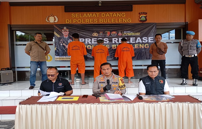 Terdakwa Joni (tengah) dan Dedeck (kiri) saat rilis di Polres Buleleng pada Agustus 2024. Keduanya kini dituntut tujuh tahun penjara.