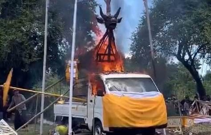 Upacara pengabenan tokoh masyarakat Nusa Penida, Jero Mangku Gede Pasek Nengah Setar di Desa Sakti, Rabu kemarin (12/3) menarik perhatian. Sebab, ada mobil dan perhiasan ikut dibakar.