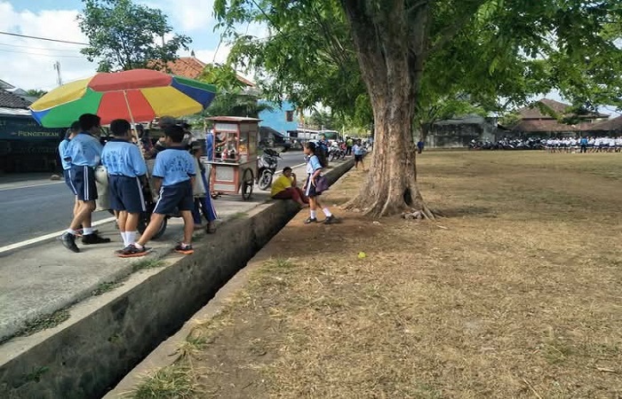 Kondisi lapangan umum Kediri yang berada di Jalan Wagimin, Kediri, Tabanan yang menjadi lokasi pembangunan lintas skate park.