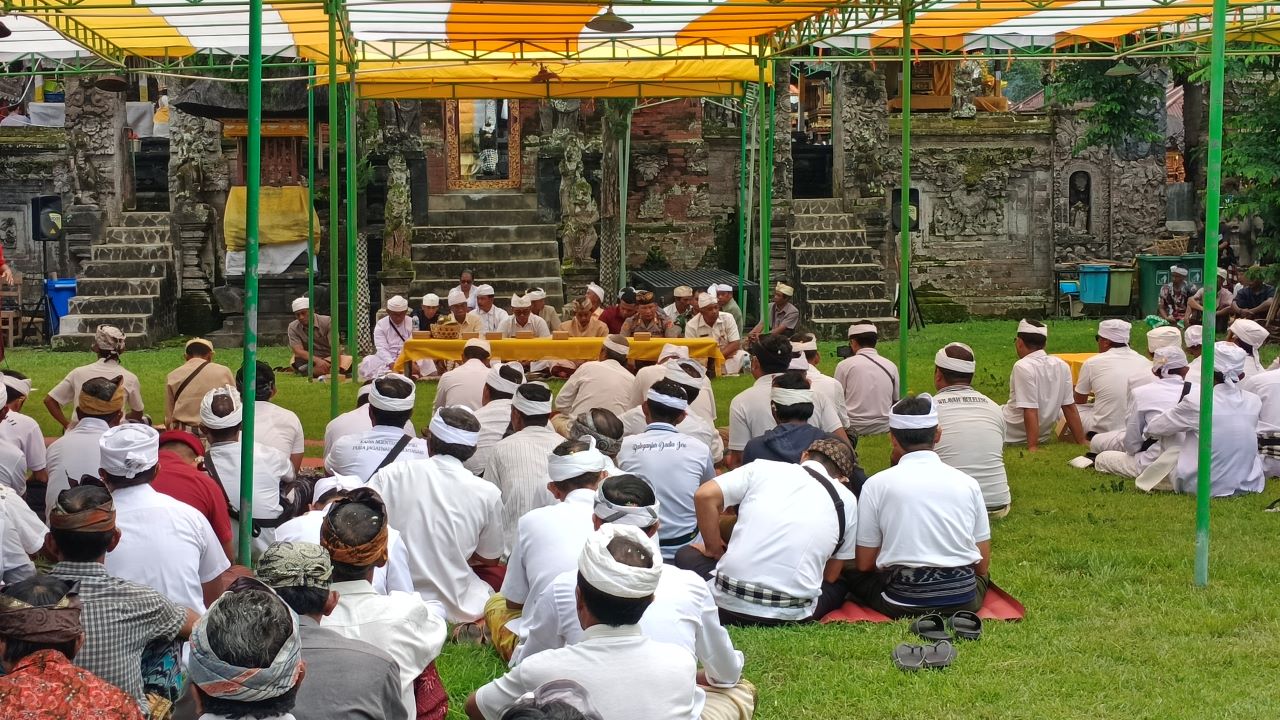 DAMAI: Suasana paruman agung di Pura Desa Adat Sudaji, Jumat (14/3/2025).