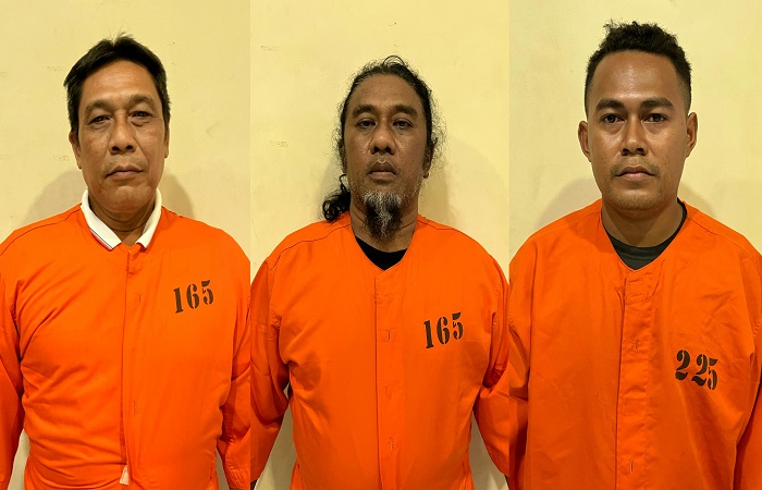 Dari kiri ke -kanan, tersangka AAGA alias Gung De, IMSA alias Tu Leong, dan SDS, mengenakan pakaian tahanan Dit Tipiter Bareskrim Mabes Polri. Mereka ditangkap di gudang penimbunan BBM subsidi di Bali