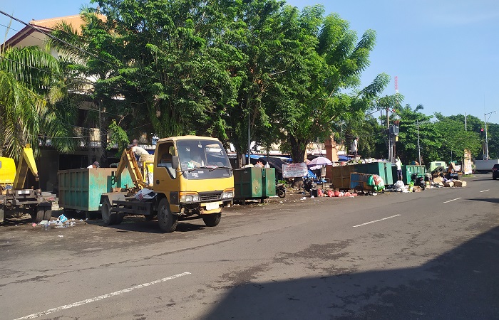 Sebanyak 4 kontainer di jalan gunung agung sebelah timur Pasar Ijogading sengaja di letakkan untuk menunggu sampah yang dibuang dari pasar dan pemukiman warga.