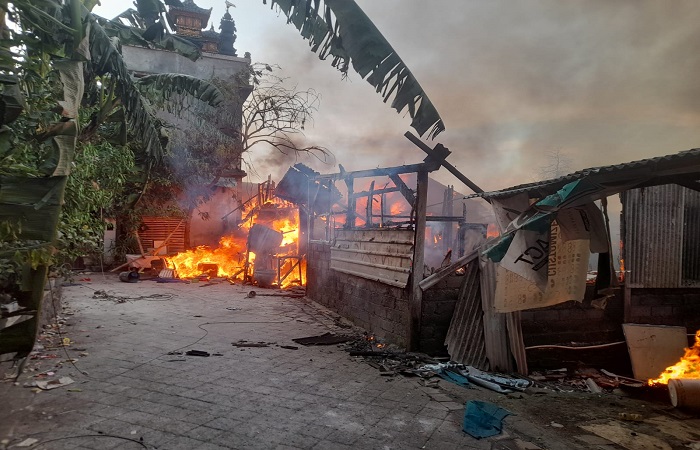 Api membakar habis 25 unit rumah kosan di Gang Ayodya, No. 1 Mumbul, Jalan Bypass Ngurah Rai, Nusa Dua, Badung, Kamis, 13 Maret 2025 lalu.