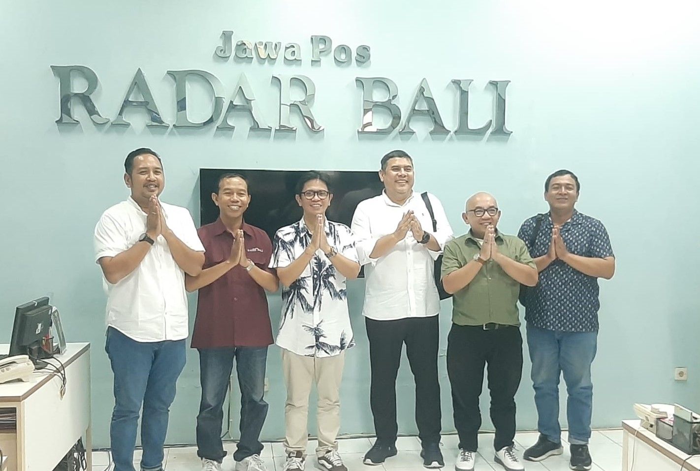 Living legend drummer Indonesia, Gilang Ramadhan (tiga dari kiri) foto bersama di redaksi Jawa Pos Radar Bali, kemarin.