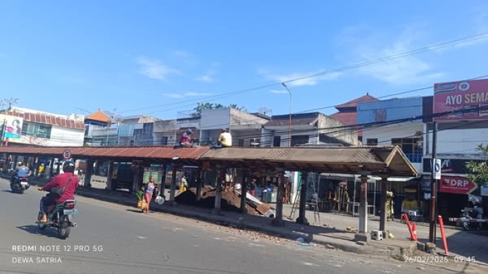 PENATAAN PEDAGANG: Perumda Pasar Argha Nayottama Buleleng melakukan penataan terhadap lapak pedagang canang di Pasar Seririt.