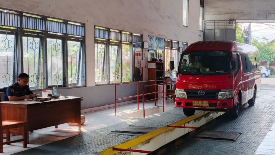 RAMP CHECK: Layanan ramp check terhadap angkutan umum di Buleleng. Pemilik kendaraan pribadi juga berhak menggunakan layanan ini.