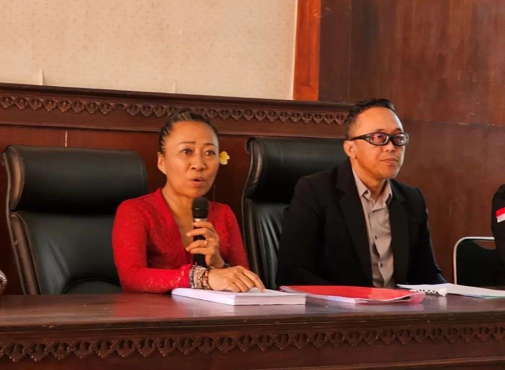 TANGGAPI SOMASI: Ni Luh Djelantik didampingi pengacaranya Daniar Trisasongko saat menyampaikan klarifikasi terkait konflik dirinya dengan pengacara Togar Situmorang.