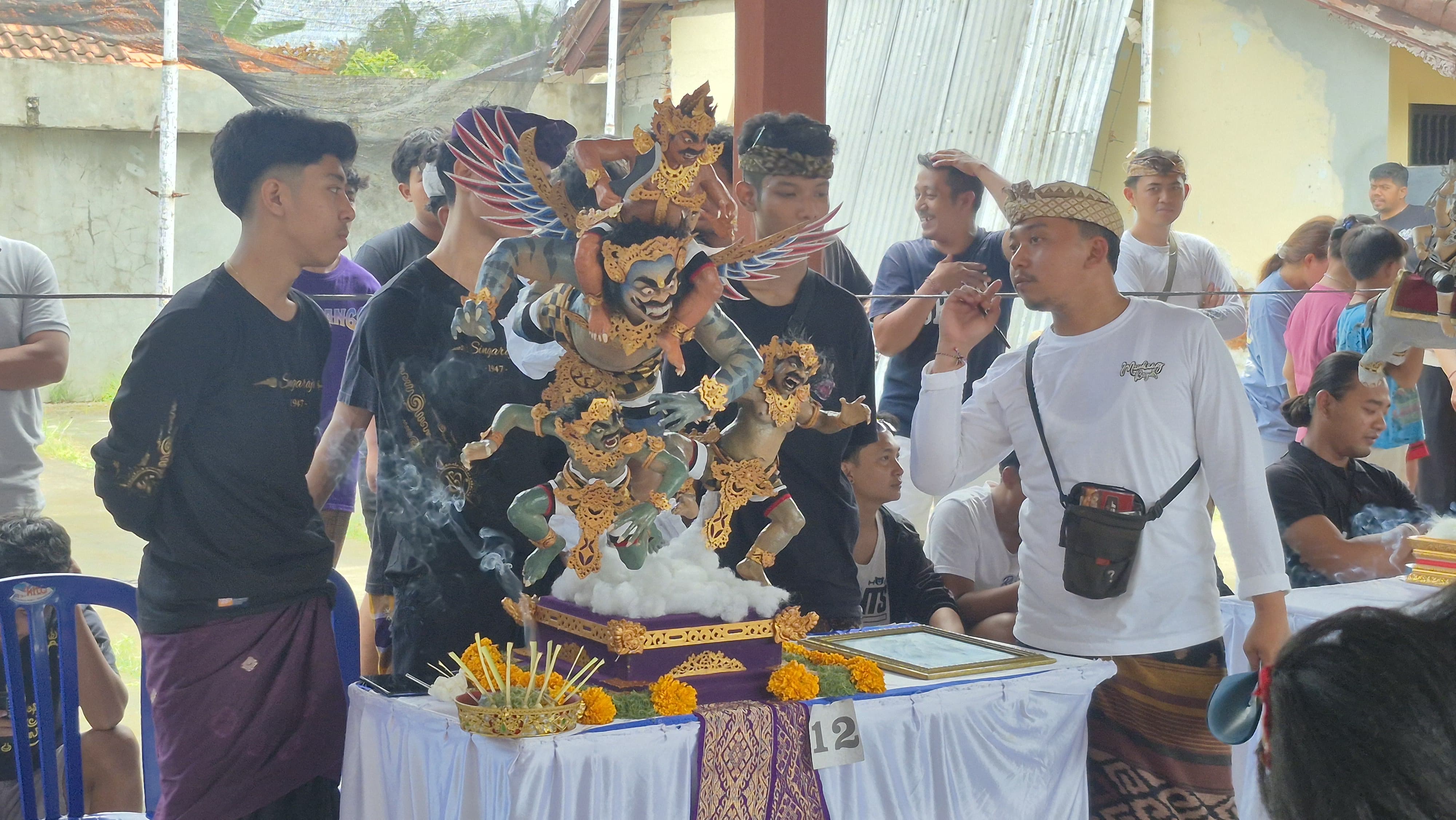 OGOH-OGOH MINI: Suasana penilaian lomba ogoh-ogoh mini yang berlangsung di Desa Anturan, Buleleng.