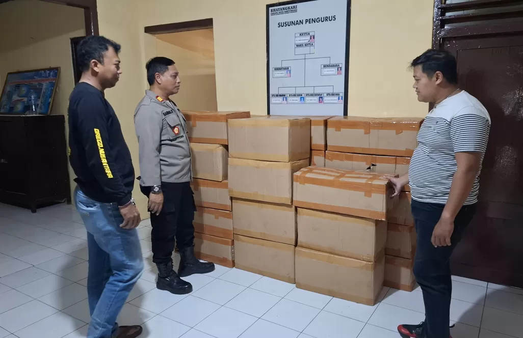 ILEGAL: Puluhan dus berisi 1.350 botol arak Bali tanpa izin edar diamankan di Mapolsek KPPP Tanjung Wangi.