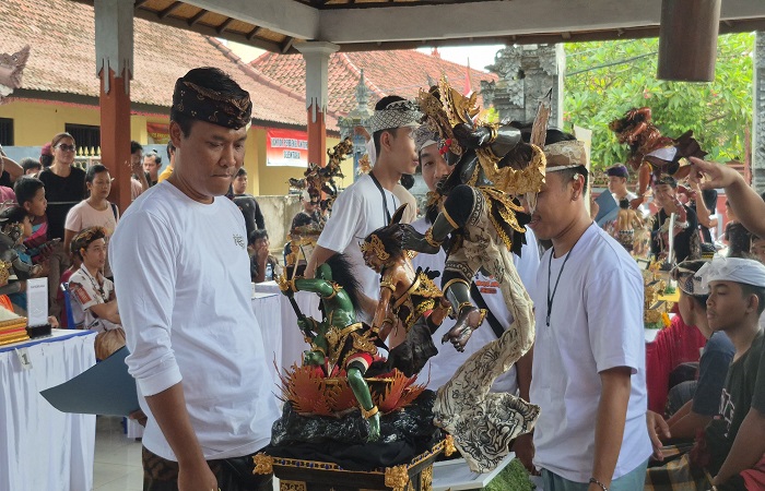 Juri menilai karya yang terlibat dalam lomba ogoh-ogoh mini di Desa Anturan. Ini menjadi ajang mengasah kreativitas para yowana, sebelum menjadi undagi.