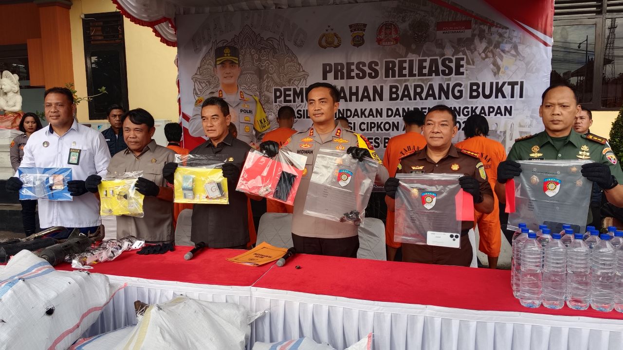CURANMOR: Kapolres Buleleng, AKBP Ida Bagus Widwan Sutadi (tiga dari kanan) bersama jajaran Forum Komunikasi Pimpinan Daerah (Forkompinda) Buleleng menunjukkan barang bukti tindak kriminal.