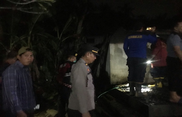Petugas pemadam kebakaran saat melakukan pemadaman api yang melahap bangunan rumah milik lansia di Antiga Kelod pada Sabtu malam lalu.