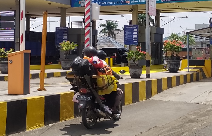 Seorang pemudik asal Jember yang akan keluar Bali dari Pelabuhan Gilimanuk, Minggu (16/33) kemarin.