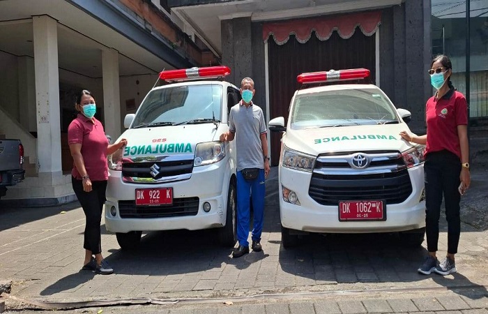 Mobil ambulans dan petugas siap membantu masyarakat yang membutuhkan bantuan medis.