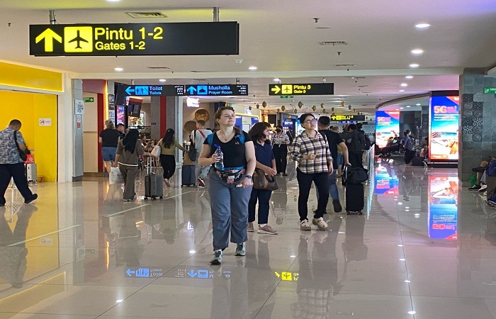 Aktivitas penumpang di Bandara Internasional I Gusti Ngurah Rai. Kunjungan wisatawan mancanegara (wisman) ke Bali kian meningkat selama awal bulan 2025.