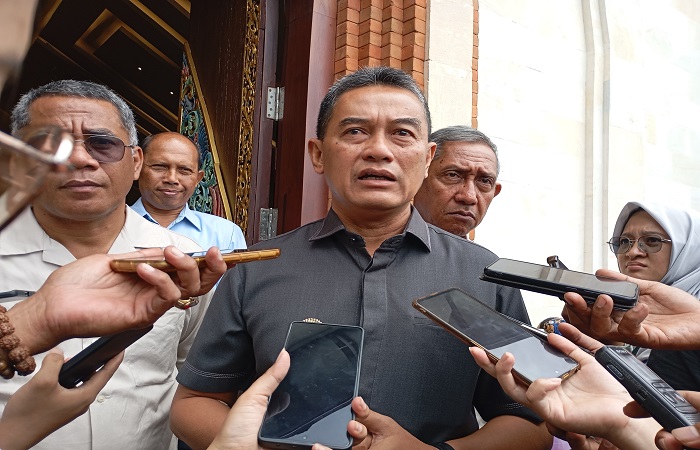 Wakil Bupati Buleleng, Gede Supriatna berharap ada kontraktor dari Bali utara yang berskala besar dan dapat mengerjakan proyek-proyek tidak hanya di Buleleng saja.