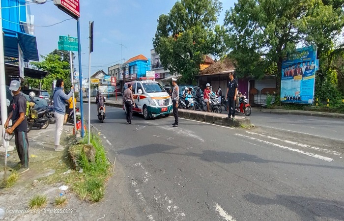 Satlantas Polres Tabanan melakukan olah TKP di lokasi kecelakaan maut di traffic light simpang Jalan Gatot Subroto Sanggulan, Jurusan Kediri-Tabanan.