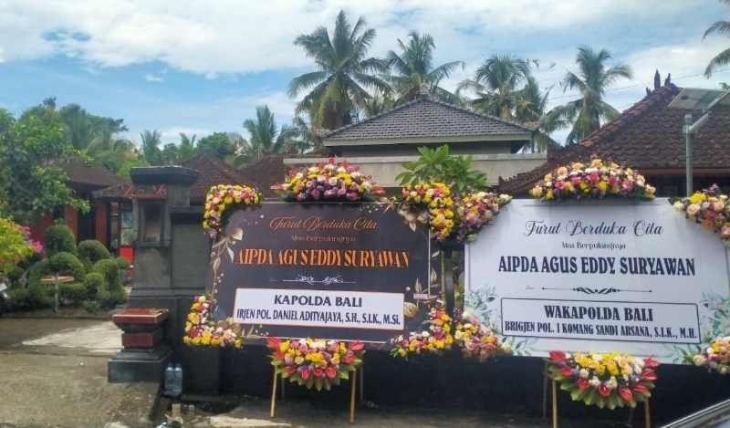 RUMAH DUKA: Suasana di rumah duka Aipda Agus di Desa Bengkel Sari, Tabanan.