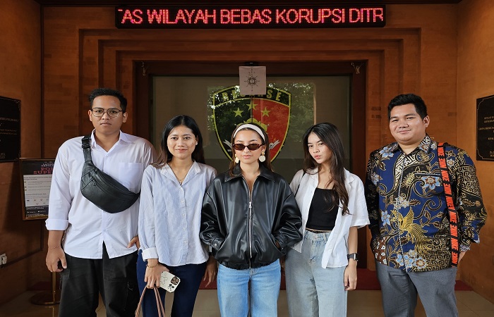 Aktris Jennifer Coppen didampingi pengacara Rico Ardika Panjaitan, S.H., dan rekan ditemui usai melapor akun Tiktok di Polda Bali, Selasa, 18 Maret 2025.