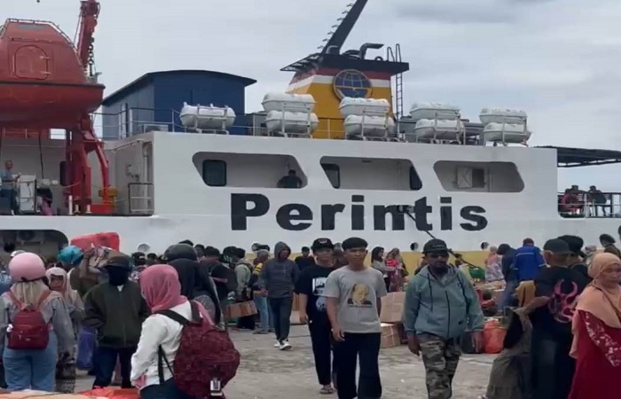 Suasana mudik Idulfitri dari Pelabuhan Celukan Bawang menuju ke Pelabuhan Sapeken, Kecamatan Sapeken, Kabupaten Sumenep, Jawa Timur.
