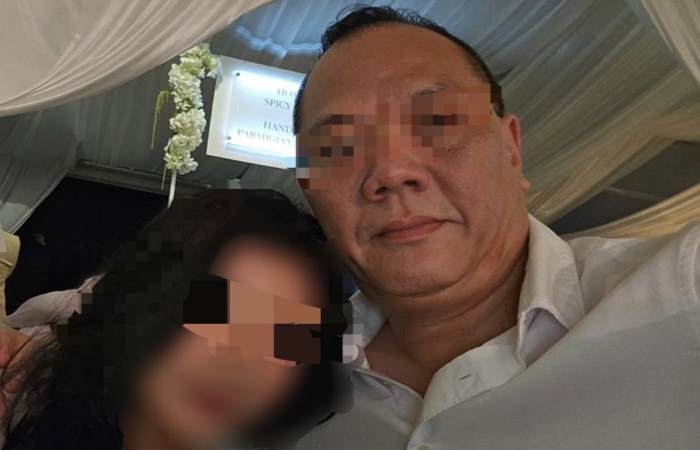 Hung Chun Kit Raymond peluk korban inisial PK, 22. Saat ini dia dilaporkan ke Polres Badung karena penganiayaan.