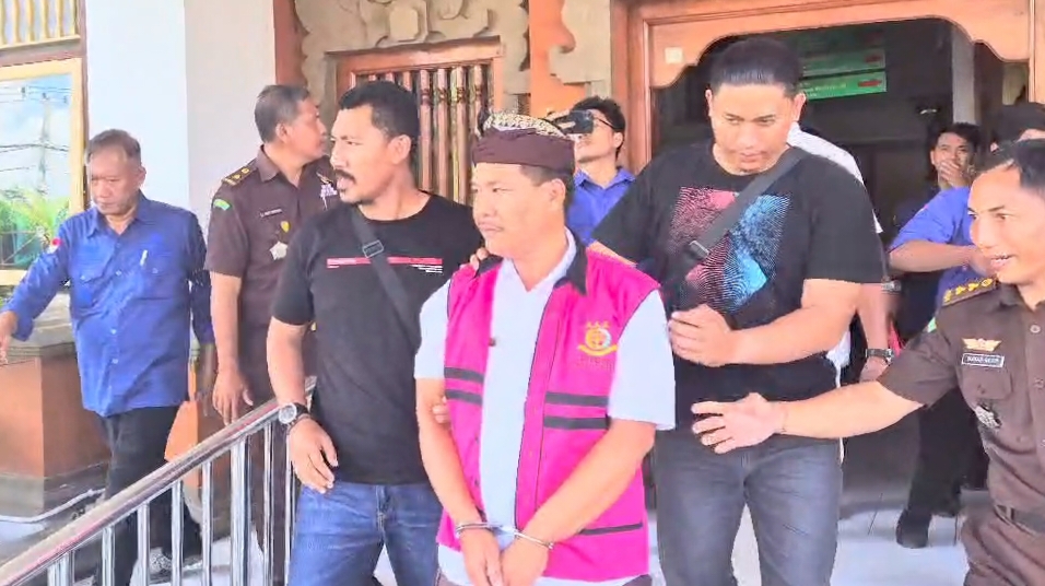 TAHAN: Tim Kejati Bali membawa Kepala Dinas Penanaman Modal dan Pelayanan Terpadu Satu Pintu (DPMPTSP) Buleleng, Made Kuta. Dia ditetapkan sebagai tersangka kasus suap.