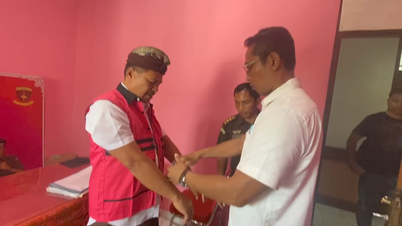 TANGKAP: Tim Kejati Bali saat menangkap Kepala Dinas Penanaman Modal dan Perizinan Terpadu Satu Pintu (DPMPTSP) Buleleng, Made Kuta, terkait kasus pemerasan.