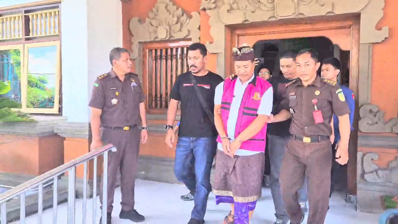 KORUPSI PERIZINAN: Kepala Dinas Penanaman Modal dan Perizinan Terpadu Satu Pintu (DPMPTSP) Buleleng (pakai rompi) saat dibawa ke Lapas Kerobokan.