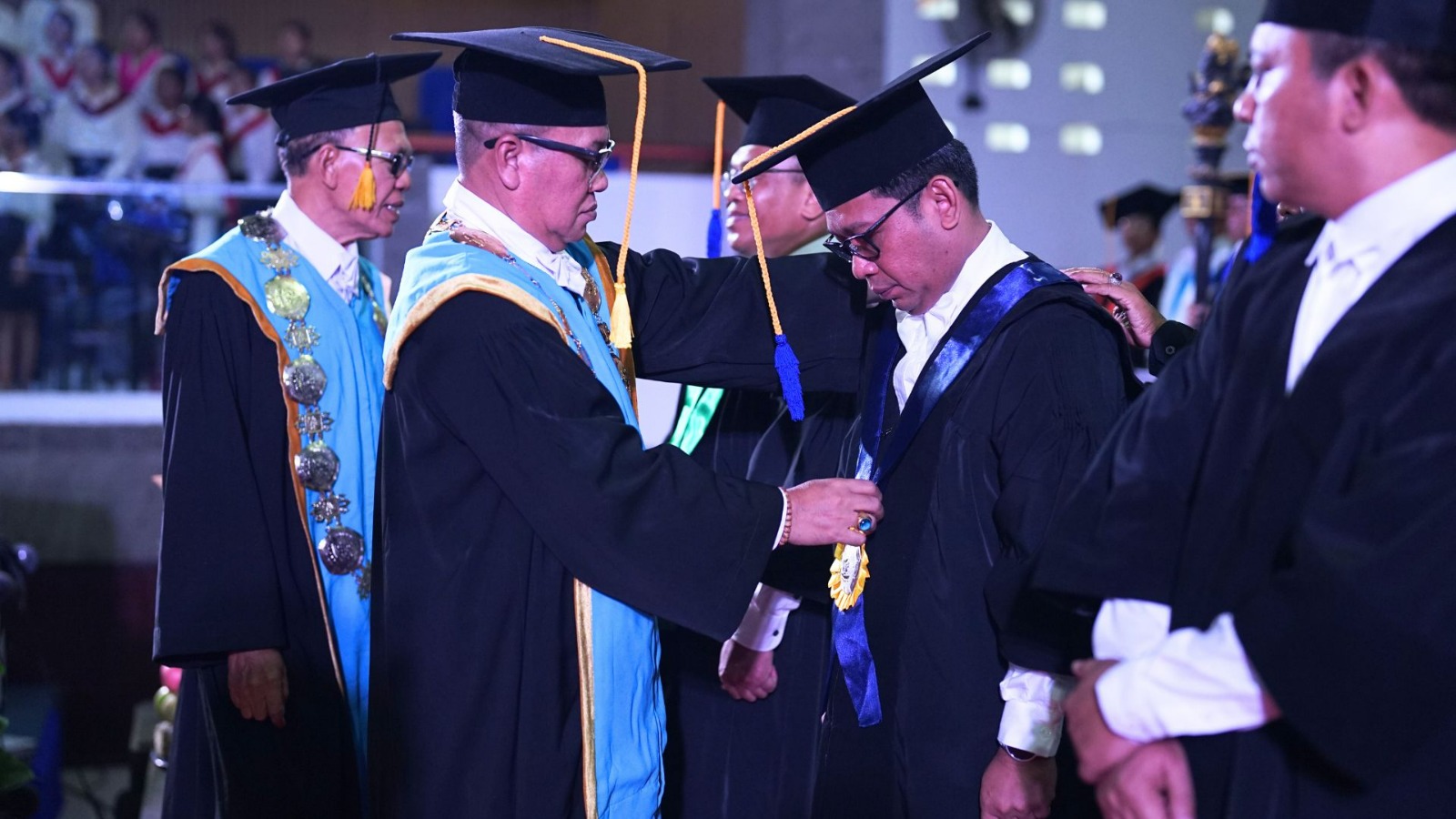 PENGUKUHAN: Rektor Undiksha, Prof. Wayan Lasmawan saat mengukuhkan para guru besar.