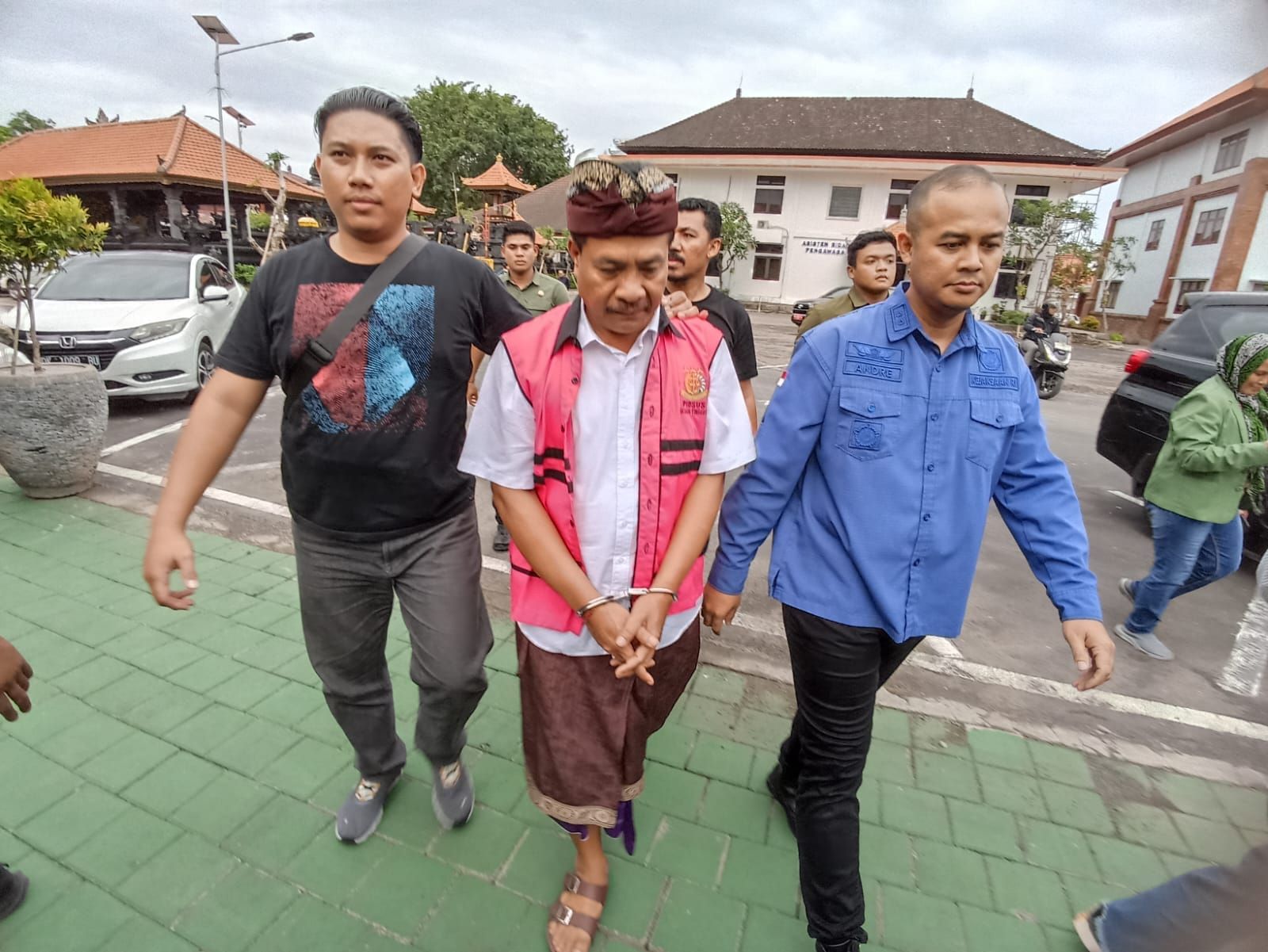 PASRAH: Kepala Dinas (Kadis) Penanaman Modal dan Pelayanan Terpadu Satu Pintu (DPMPTSP) Buleleng I Made Kuta memakai rompi tahanan Kejati Bali, Kamis (20/3/2025).