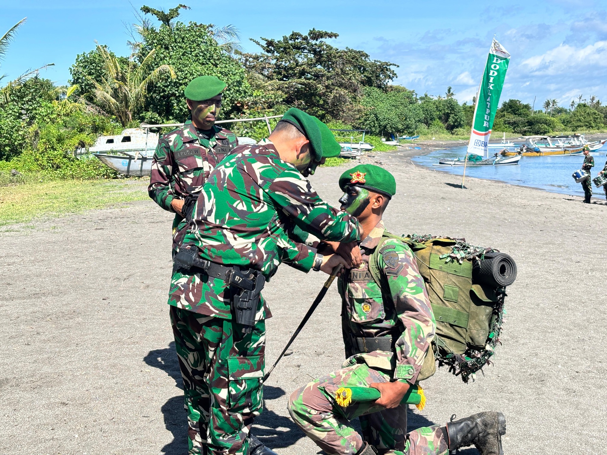 PEMASANGAN BREVET: Pemasangan brevet Yudha Wastu Pramuka kepada prajurit infanteri TNI AD.