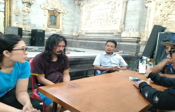Muhammad Reza Pratama, 33, dalam kondisi bonyok. Dia dikeroyok gegara buang sempah sembarangan.
