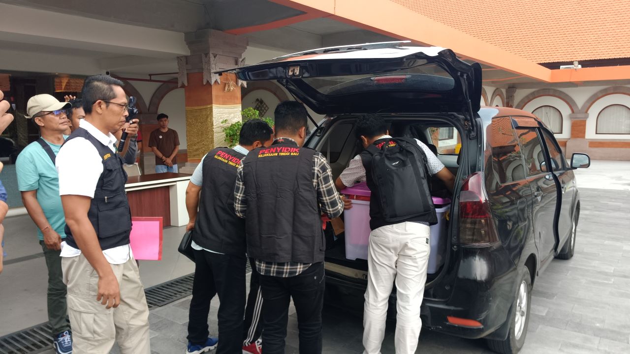 SITA DOKUMEN: Tim Kejati Bali menyita sejumlah dokumen terkait dengan kasus suap perizinan yang menyeret Kepala DPMPTSP Buleleng, I Made Kuta.