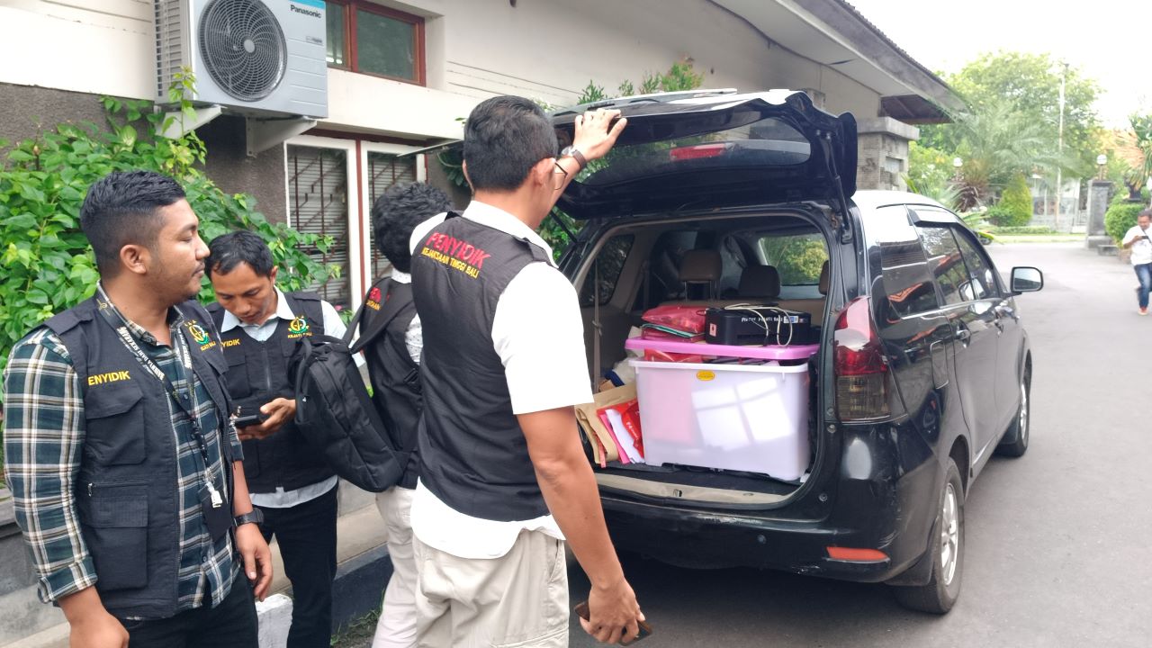 CARI BUKTI BARU: Tim penyidik Kejati Bali saat menggeledah kantor Dinas PUTR Buleleng, terkait kasus korupsi perizinan di Buleleng.