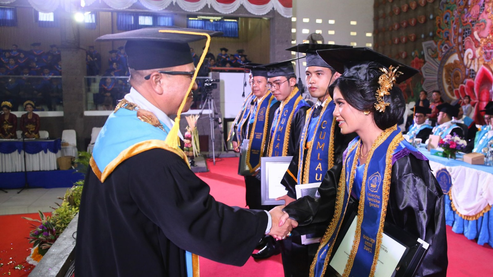 LEPAS WISUDAWAN: Rektor Undiksha, Prof. I Wayan Lasmawan (kiri) melepas para wisudawan.