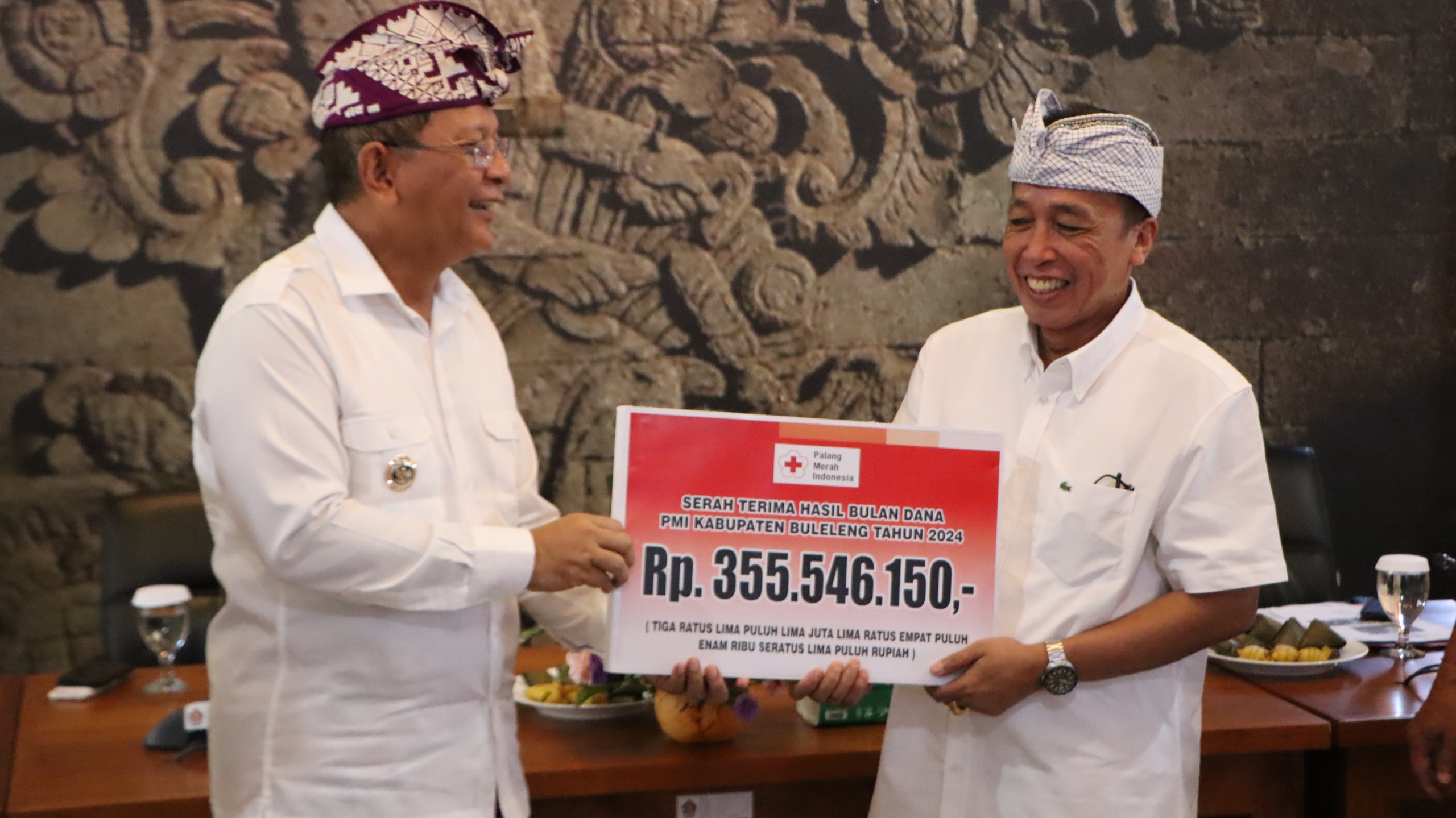BULAN DANA PMI: Bupati Buleleng, dr. I Nyoman Sutjidra (kiri) menyerahkan bantuan bulan dana PMI secara simbolis.