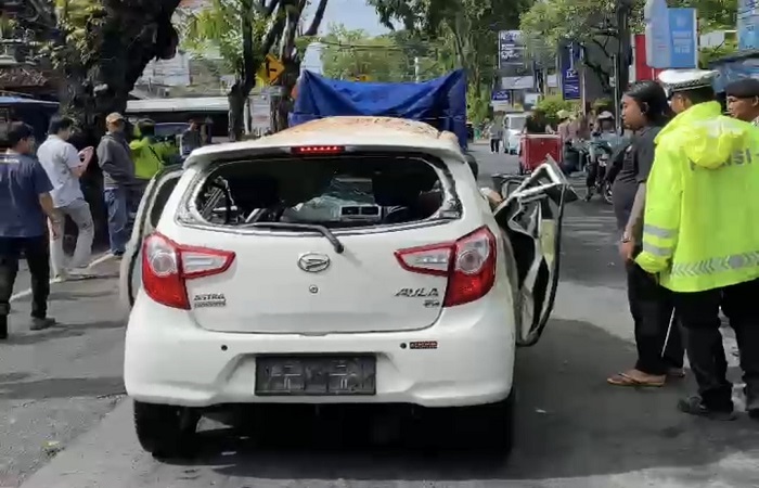 Mobil Ayla DK 1478 FBJ ditarik ke bengkel setelah tertimpa pohon. Kejadian ini menebabkan pengemudi Daihatsu Ayla DK 1478 FBJ putih, yakni Desima Christina meninggal dunia.