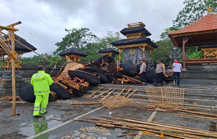 Bangunan pelinggih meru tumoang solas yang ada di Pura Puseh Desa Adat Muntigunung roboh diterjang angin kencang pada Rabu lalu.
