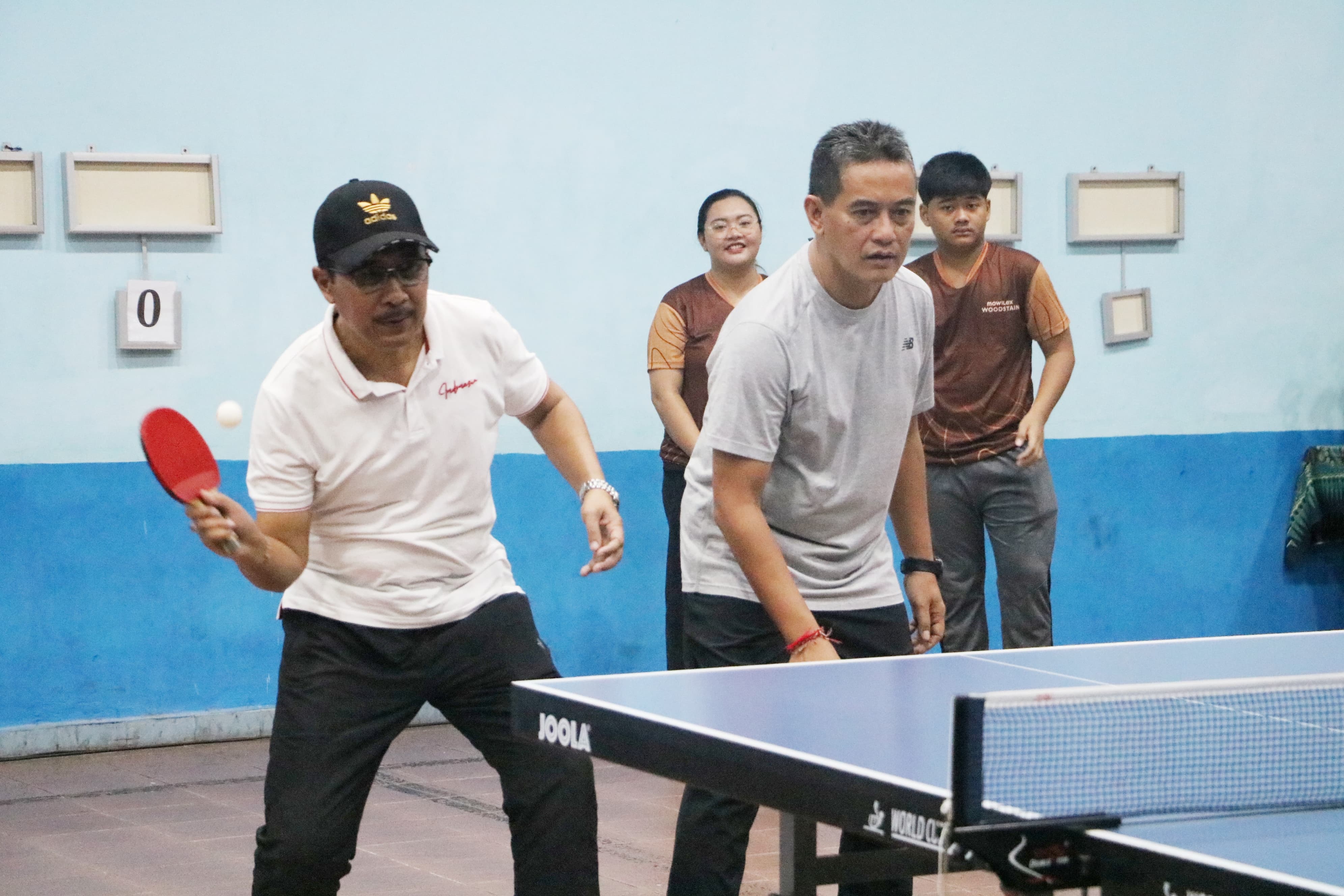 EKSEKUTIF: Sekda Buleleng, Gede Suyasa (kiri) dan Wakil Bupati Buleleng, Gede Supriatna (kanan) saat mengikuti Turnamen Tenis Meja serangkaian HUT Kota Singaraja ke-421.