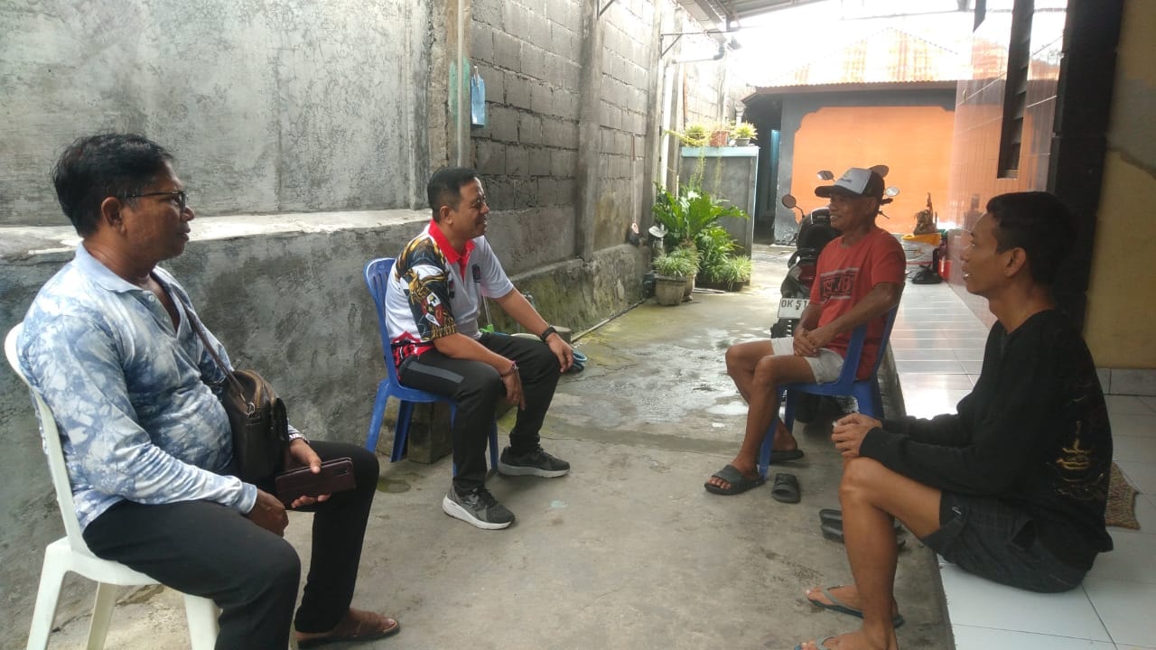 KORBAN PERDAGANGAN ORANG: Plt. Kepala Dinas Tenaga Kerja (Disnaker) Buleleng, Made Juartawan saat mendatangi rumah salah seorang TKI asal Buleleng yang sempat disekap di Myanmar.