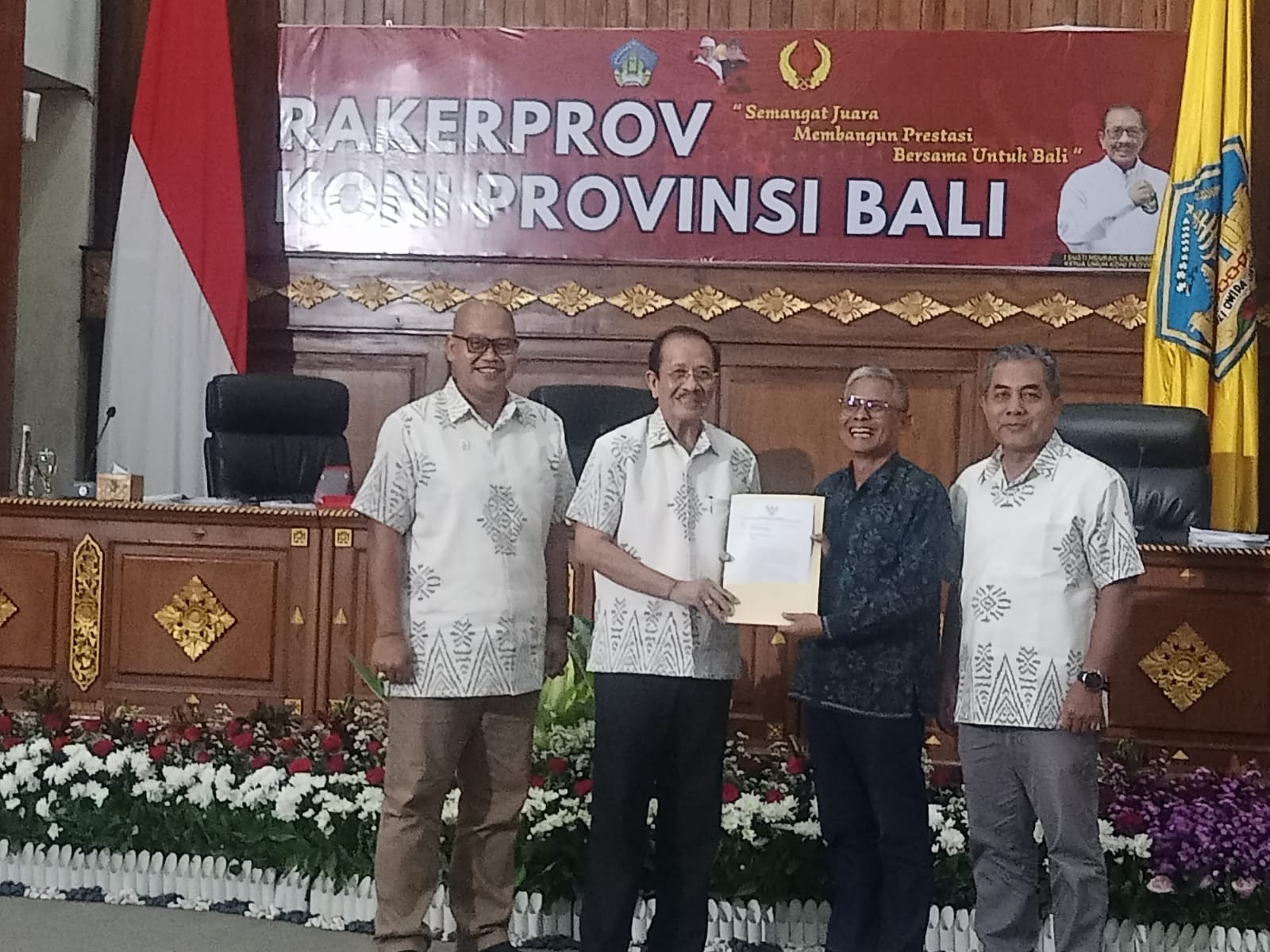 TUAN RUMAH: Ketua KONI Buleleng, Ketut Wiratmaja (dua dari kanan) saat menyerahkan surat pernyataan kesiapan menjadi tuan rumah Porprov Bali 2027.