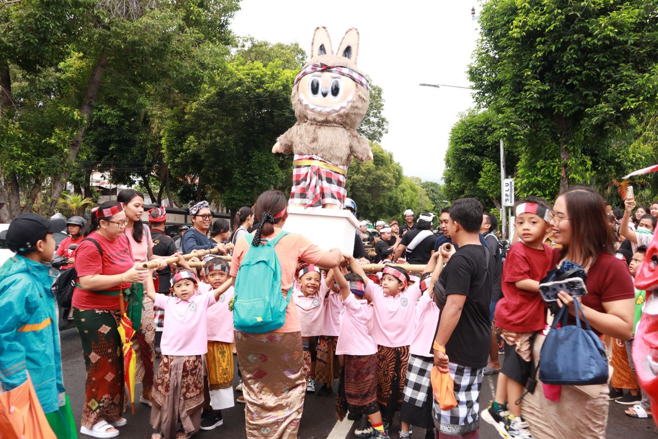 FESTIVAL BUDAYA: Anak-anak di Rare Bali School saat parade budaya. Mereka mengusung ogoh-ogoh labubu.