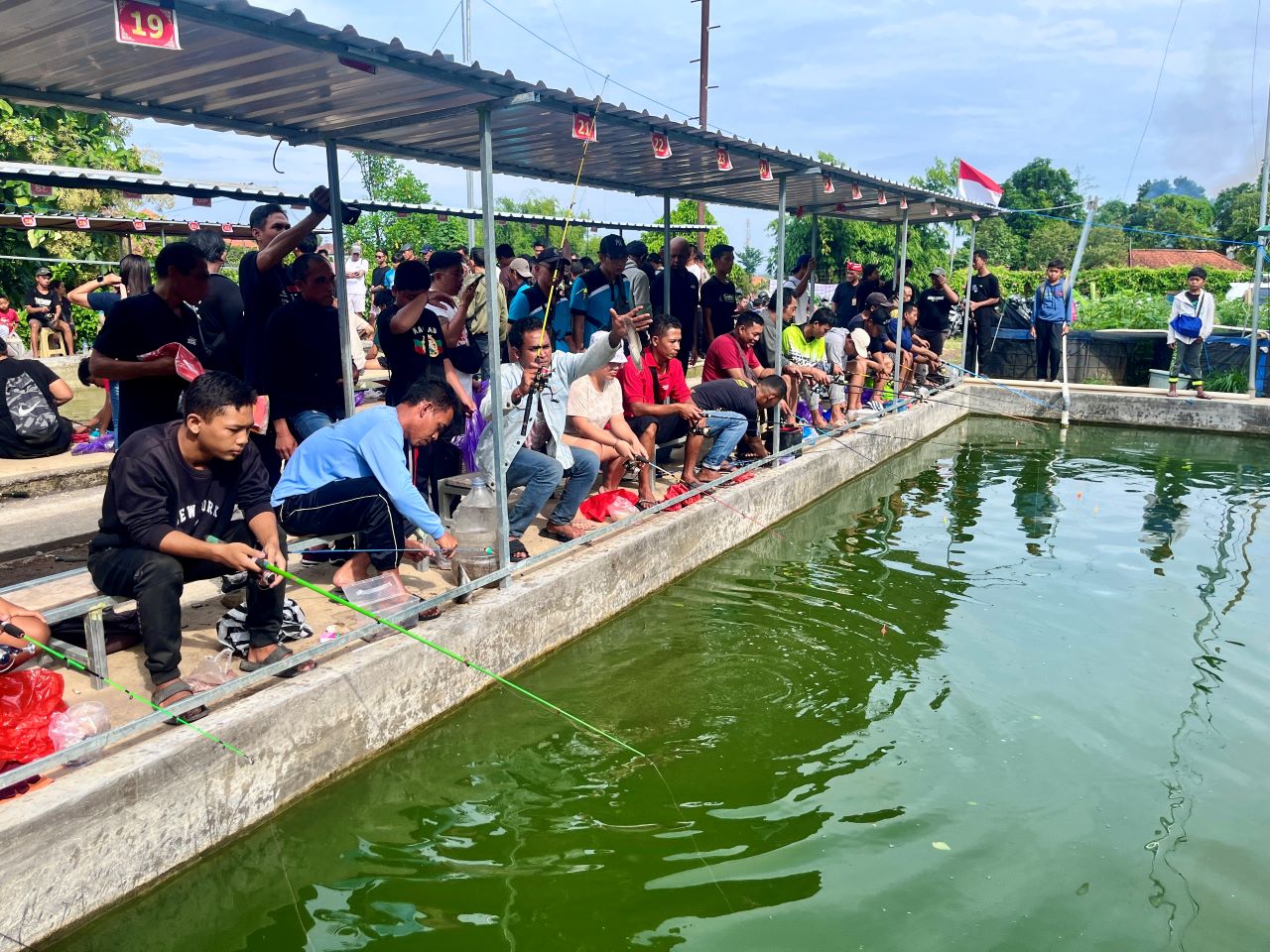 MANCING: Suasana lomba mancing yang diikuti para penghobi di Singaraja. Lomba digelar serangkaian HUT Kota Singaraja ke-421.