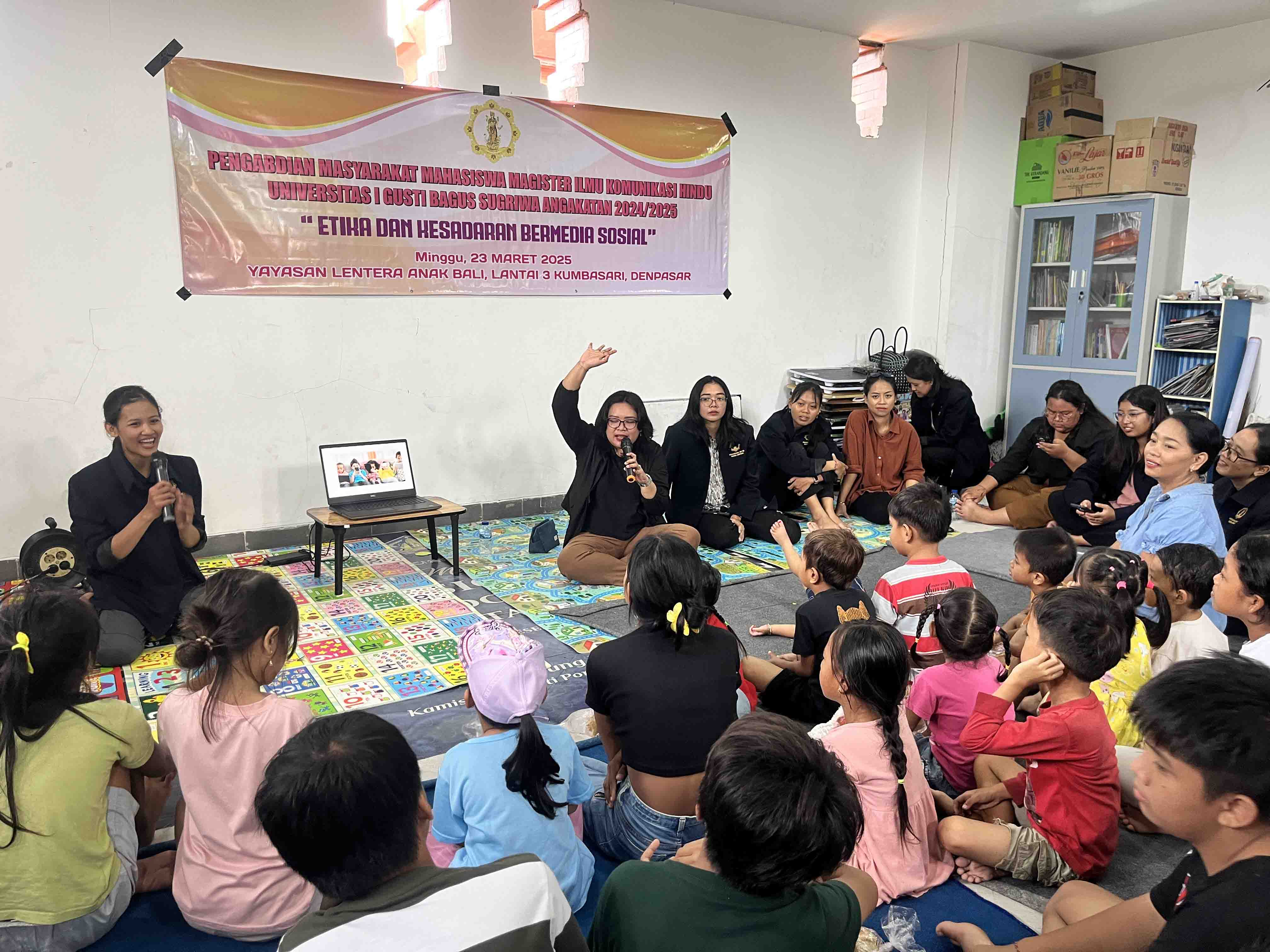 BAKTI SOSIAL: Kegiatan bakti sosial yang digelar oleh mahasiswa UHN I Gusti Bagus Sugriwa, Denpasar.